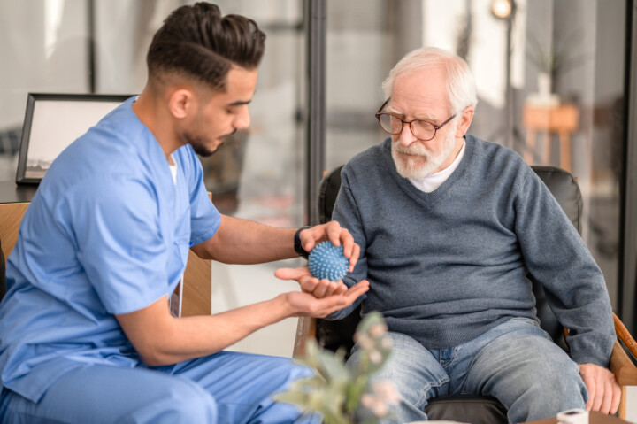 Sprachtraining für die Pflegebranche: Verbessern Sie die Kommunikation mit Patienten und Kollegen in verschiedenen Sprachen für eine effektive und einfühlsame Betreuung.